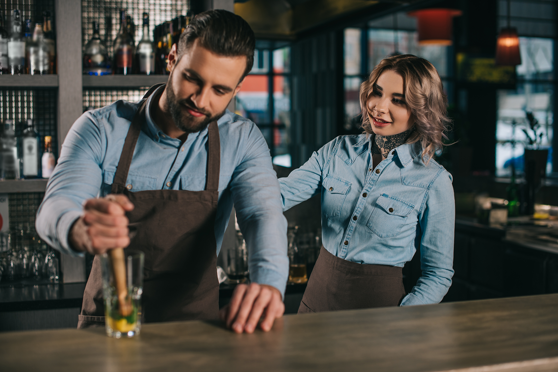 Servicekräfte und Thekenpersonal